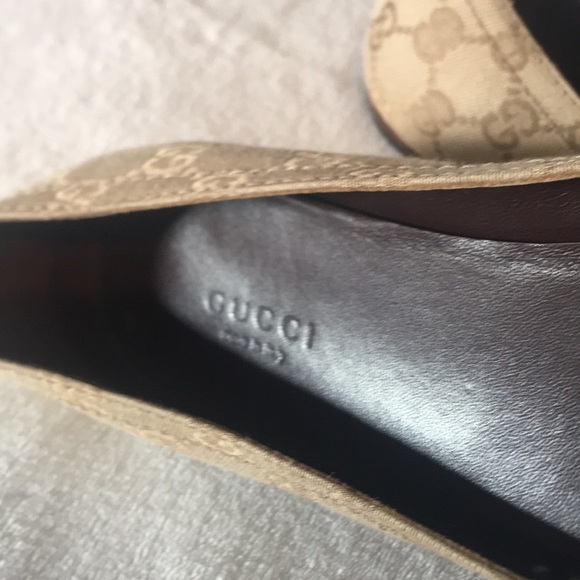 Gucci Ladies Monogram Flat 7 1/2 B with Gold Ring - Picture 3 of 5